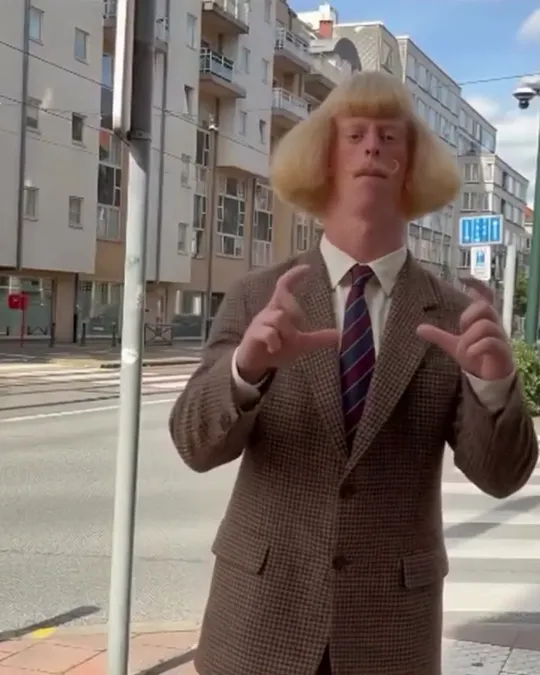 Reel da Eixo: personagem de IA de cabelo de cuia numa rua de verdade